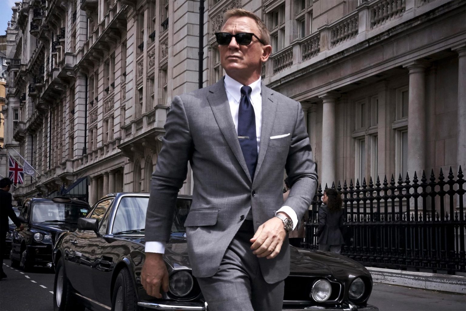  James Bond mặc suit